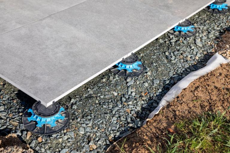 Fissures ou dalles usées, quand rénover sa terrasse près de Woippy ?